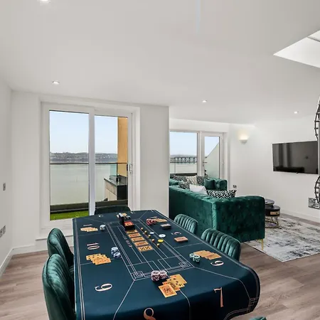 Apartment Luxe Riverside Duplex Penthouse, Amazing Views With 2 X Balcony, 3 X King Bedrooms, 2 X Bathrooms, Fully Equipped, River And City Views, Poker Table Plus Games, Free Parking, 10 Min To Uni And 5 Mins To Supermarket, Car Hire Available Poa