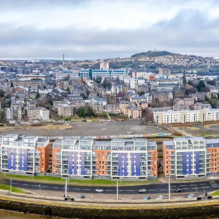 Luxe Riverside Duplex Penthouse, Amazing Views With 2 X Balcony, 3 X King Bedrooms, 2 X Bathrooms, Fully Equipped, River And City Views, Poker Table Plus Games, Free Parking, 10 Min To Uni And 5 Mins To Supermarket, Car Hire Available Poa Apartment *