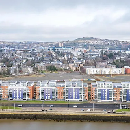 Luxe Riverside Duplex Penthouse, Amazing Views With 2 X Balcony, 3 X King Bedrooms, 2 X Bathrooms, Fully Equipped, River And City Views, Poker Table Plus Games, Free Parking, 10 Min To Uni And 5 Mins To Supermarket, Car Hire Available Poa * Dundee