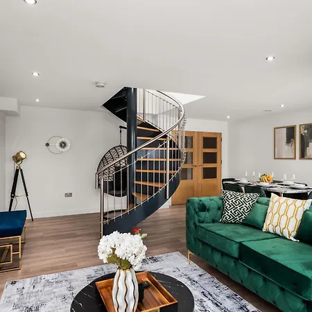 Luxe Riverside Duplex Penthouse, Amazing Views With 2 X Balcony, 3 X King Bedrooms, 2 X Bathrooms, Fully Equipped, River And City Views, Poker Table Plus Games, Free Parking, 10 Min To Uni And 5 Mins To Supermarket, Car Hire Available Poa Apartment