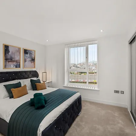 Luxe Riverside Duplex Penthouse, Amazing Views With 2 X Balcony, 3 X King Bedrooms, 2 X Bathrooms, Fully Equipped, River And City Views, Poker Table Plus Games, Free Parking, 10 Min To Uni And 5 Mins To Supermarket, Car Hire Available Poa Apartment *