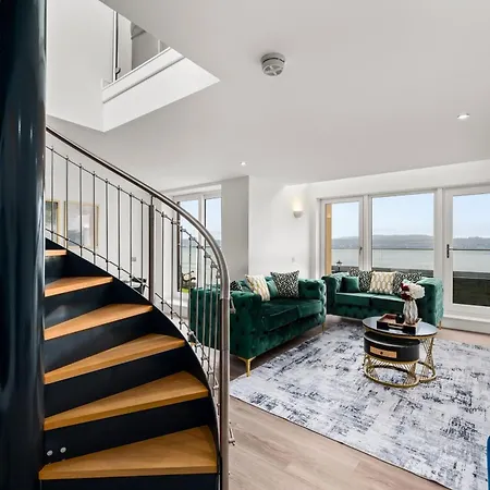 Apartment Luxe Riverside Duplex Penthouse, Amazing Views With 2 X Balcony, 3 X King Bedrooms, 2 X Bathrooms, Fully Equipped, River And City Views, Poker Table Plus Games, Free Parking, 10 Min To Uni And 5 Mins To Supermarket, Car Hire Available Poa *