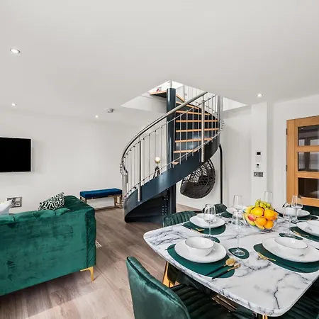 Luxe Riverside Duplex Penthouse, Amazing Views With 2 X Balcony, 3 X King Bedrooms, 2 X Bathrooms, Fully Equipped, River And City Views, Poker Table Plus Games, Free Parking, 10 Min To Uni And 5 Mins To Supermarket, Car Hire Available Poa Apartment *