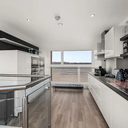 Luxe Riverside Duplex Penthouse, Amazing Views With 2 X Balcony, 3 X King Bedrooms, 2 X Bathrooms, Fully Equipped, River And City Views, Poker Table Plus Games, Free Parking, 10 Min To Uni And 5 Mins To Supermarket, Car Hire Available Poa Dundee