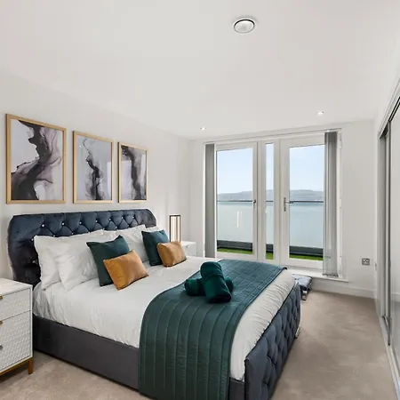 Apartment Luxe Riverside Duplex Penthouse, Amazing Views With 2 X Balcony, 3 X King Bedrooms, 2 X Bathrooms, Fully Equipped, River And City Views, Poker Table Plus Games, Free Parking, 10 Min To Uni And 5 Mins To Supermarket, Car Hire Available Poa