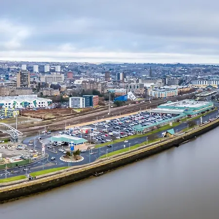 Luxe Riverside Duplex Penthouse, Amazing Views With 2 X Balcony, 3 X King Bedrooms, 2 X Bathrooms, Fully Equipped, River And City Views, Poker Table Plus Games, Free Parking, 10 Min To Uni And 5 Mins To Supermarket, Car Hire Available Poa Apartment *