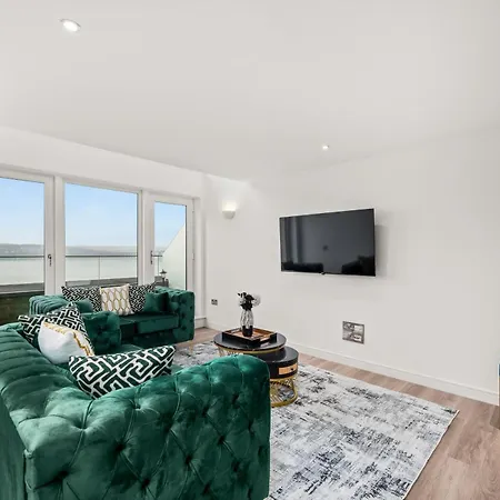 Luxe Riverside Duplex Penthouse, Amazing Views With 2 X Balcony, 3 X King Bedrooms, 2 X Bathrooms, Fully Equipped, River And City Views, Poker Table Plus Games, Free Parking, 10 Min To Uni And 5 Mins To Supermarket, Car Hire Available Poa Apartment Dundee