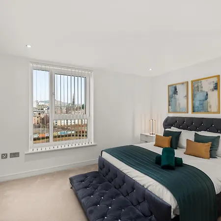 Luxe Riverside Duplex Penthouse, Amazing Views With 2 X Balcony, 3 X King Bedrooms, 2 X Bathrooms, Fully Equipped, River And City Views, Poker Table Plus Games, Free Parking, 10 Min To Uni And 5 Mins To Supermarket, Car Hire Available Poa *