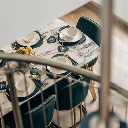 Luxe Riverside Duplex Penthouse, Amazing Views With 2 X Balcony, 3 X King Bedrooms, 2 X Bathrooms, Fully Equipped, River And City Views, Poker Table Plus Games, Free Parking, 10 Min To Uni And 5 Mins To Supermarket, Car Hire Available Poa Dundee