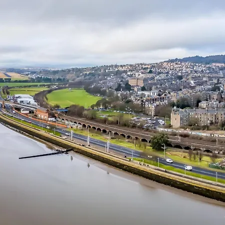 Apartment Luxe Riverside Duplex Penthouse, Amazing Views With 2 X Balcony, 3 X King Bedrooms, 2 X Bathrooms, Fully Equipped, River And City Views, Poker Table Plus Games, Free Parking, 10 Min To Uni And 5 Mins To Supermarket, Car Hire Available Poa Dundee