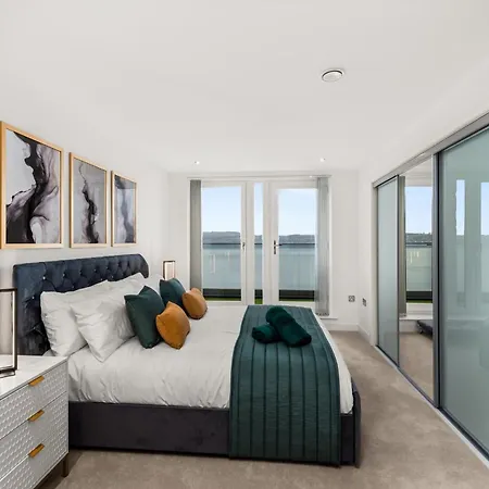 Luxe Riverside Duplex Penthouse, Amazing Views With 2 X Balcony, 3 X King Bedrooms, 2 X Bathrooms, Fully Equipped, River And City Views, Poker Table Plus Games, Free Parking, 10 Min To Uni And 5 Mins To Supermarket, Car Hire Available Poa Dundee