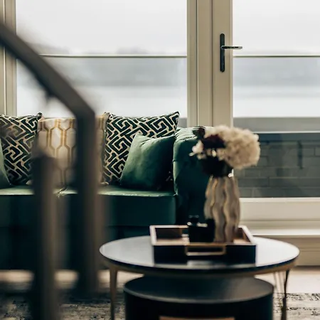 Luxe Riverside Duplex Penthouse, Amazing Views With 2 X Balcony, 3 X King Bedrooms, 2 X Bathrooms, Fully Equipped, River And City Views, Poker Table Plus Games, Free Parking, 10 Min To Uni And 5 Mins To Supermarket, Car Hire Available Poa