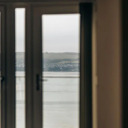 Luxe Riverside Duplex Penthouse, Amazing Views With 2 X Balcony, 3 X King Bedrooms, 2 X Bathrooms, Fully Equipped, River And City Views, Poker Table Plus Games, Free Parking, 10 Min To Uni And 5 Mins To Supermarket, Car Hire Available Poa * Dundee