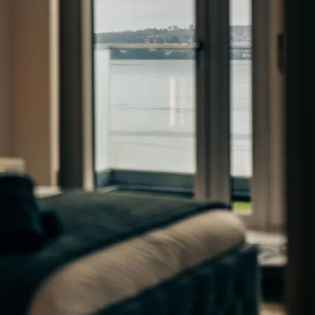Apartment Luxe Riverside Duplex Penthouse, Amazing Views With 2 X Balcony, 3 X King Bedrooms, 2 X Bathrooms, Fully Equipped, River And City Views, Poker Table Plus Games, Free Parking, 10 Min To Uni And 5 Mins To Supermarket, Car Hire Available Poa