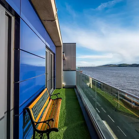 Apartment Luxe Riverside Duplex Penthouse, Amazing Views With 2 X Balcony, 3 X King Bedrooms, 2 X Bathrooms, Fully Equipped, River And City Views, Poker Table Plus Games, Free Parking, 10 Min To Uni And 5 Mins To Supermarket, Car Hire Available Poa *
