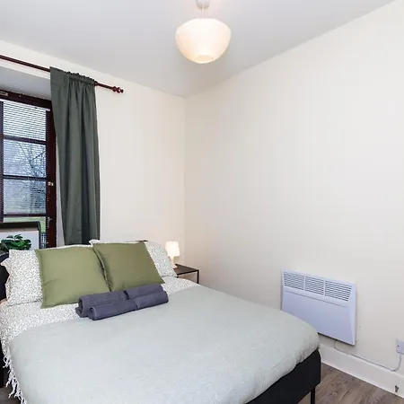 Apartment 2 Bed Flat-ground Floor-parking *