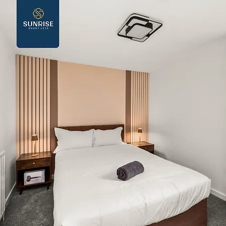 Baffin Townhouse - 3 Bedrooms With 4 Beds, Newly Refurbished, Fully Equipped, Free Parking, Amazing Views - Long Stays Available And Price Match Gaurantee By Sunrise Short Lets Dundee Holiday home