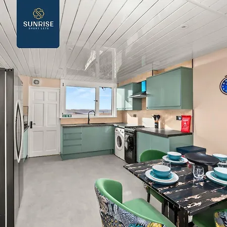 Baffin Townhouse - 3 Bedrooms With 4 Beds, Newly Refurbished, Fully Equipped, Free Parking, Amazing Views - Long Stays Available And Price Match Gaurantee By Sunrise Short Lets Dundee Dundee