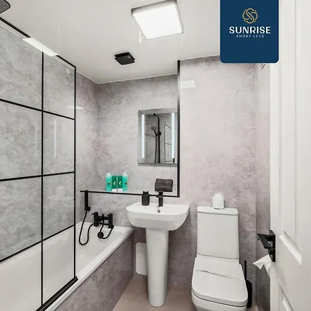 Baffin Townhouse - 3 Bedrooms With 4 Beds, Newly Refurbished, Fully Equipped, Free Parking, Amazing Views - Long Stays Available And Price Match Gaurantee By Sunrise Short Lets Dundee