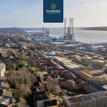 Baffin Townhouse - 3 Bedrooms With 4 Beds, Newly Refurbished, Fully Equipped, Free Parking, Amazing Views - Long Stays Available And Price Match Gaurantee By Sunrise Short Lets Dundee Holiday home *