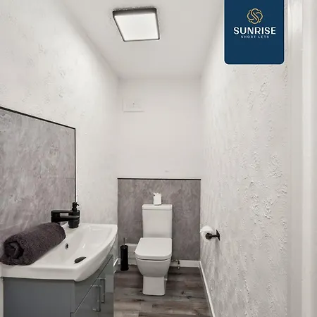 Baffin Townhouse - 3 Bedrooms With 4 Beds, Newly Refurbished, Fully Equipped, Free Parking, Amazing Views - Long Stays Available And Price Match Gaurantee By Sunrise Short Lets Dundee Holiday home Dundee