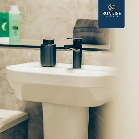 Holiday home Baffin Townhouse - 3 Bedrooms With 4 Beds, Newly Refurbished, Fully Equipped, Free Parking, Amazing Views - Long Stays Available And Price Match Gaurantee By Sunrise Short Lets Dundee Dundee