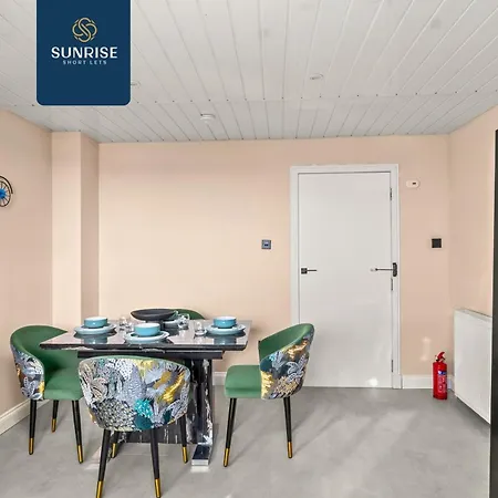 Baffin Townhouse - 3 Bedrooms With 4 Beds, Newly Refurbished, Fully Equipped, Free Parking, Amazing Views - Long Stays Available And Price Match Gaurantee By Sunrise Short Lets Dundee Dundee