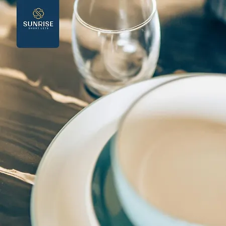 Baffin Townhouse - 3 Bedrooms With 4 Beds, Newly Refurbished, Fully Equipped, Free Parking, Amazing Views - Long Stays Available And Price Match Gaurantee By Sunrise Short Lets Dundee Holiday home Dundee