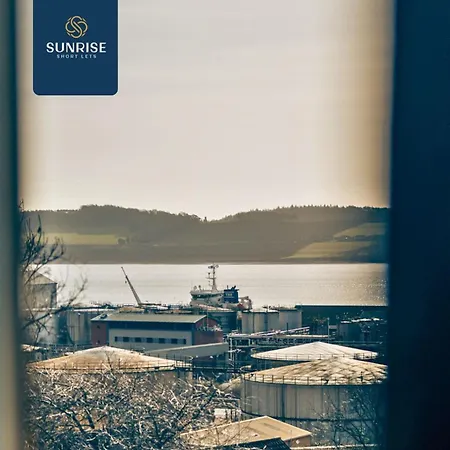 Baffin Townhouse - 3 Bedrooms With 4 Beds, Newly Refurbished, Fully Equipped, Free Parking, Amazing Views - Long Stays Available And Price Match Gaurantee By Sunrise Short Lets Dundee Holiday home