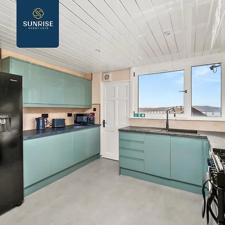 Baffin Townhouse - 3 Bedrooms With 4 Beds, Newly Refurbished, Fully Equipped, Free Parking, Amazing Views - Long Stays Available And Price Match Gaurantee By Sunrise Short Lets Dundee Holiday home *