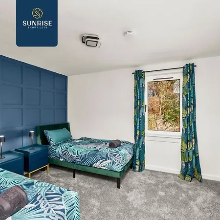 Holiday home Baffin Townhouse - 3 Bedrooms With 4 Beds, Newly Refurbished, Fully Equipped, Free Parking, Amazing Views - Long Stays Available And Price Match Gaurantee By Sunrise Short Lets Dundee *