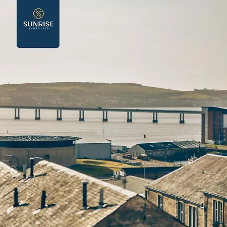 Baffin Townhouse - 3 Bedrooms With 4 Beds, Newly Refurbished, Fully Equipped, Free Parking, Amazing Views - Long Stays Available And Price Match Gaurantee By Sunrise Short Lets Dundee Holiday home Dundee