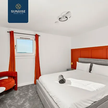 Baffin Townhouse - 3 Bedrooms With 4 Beds, Newly Refurbished, Fully Equipped, Free Parking, Amazing Views - Long Stays Available And Price Match Gaurantee By Sunrise Short Lets Dundee *