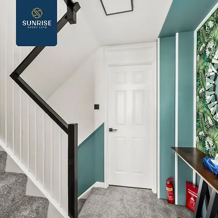 Baffin Townhouse - 3 Bedrooms With 4 Beds, Newly Refurbished, Fully Equipped, Free Parking, Amazing Views - Long Stays Available And Price Match Gaurantee By Sunrise Short Lets Dundee Dundee