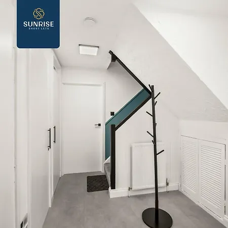 Holiday home Baffin Townhouse - 3 Bedrooms With 4 Beds, Newly Refurbished, Fully Equipped, Free Parking, Amazing Views - Long Stays Available And Price Match Gaurantee By Sunrise Short Lets Dundee Dundee