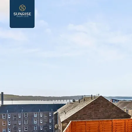 Baffin Townhouse - 3 Bedrooms With 4 Beds, Newly Refurbished, Fully Equipped, Free Parking, Amazing Views - Long Stays Available And Price Match Gaurantee By Sunrise Short Lets Dundee