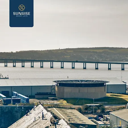 Baffin Townhouse - 3 Bedrooms With 4 Beds, Newly Refurbished, Fully Equipped, Free Parking, Amazing Views - Long Stays Available And Price Match Gaurantee By Sunrise Short Lets Dundee Holiday home