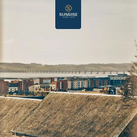 Baffin Townhouse - 3 Bedrooms With 4 Beds, Newly Refurbished, Fully Equipped, Free Parking, Amazing Views - Long Stays Available And Price Match Gaurantee By Sunrise Short Lets Dundee Holiday home