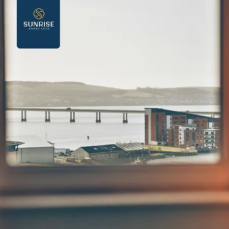 Baffin Townhouse - 3 Bedrooms With 4 Beds, Newly Refurbished, Fully Equipped, Free Parking, Amazing Views - Long Stays Available And Price Match Gaurantee By Sunrise Short Lets Dundee Holiday home *
