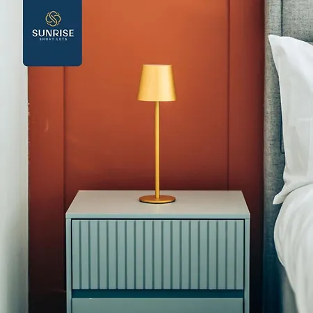 Baffin Townhouse - 3 Bedrooms With 4 Beds, Newly Refurbished, Fully Equipped, Free Parking, Amazing Views - Long Stays Available And Price Match Gaurantee By Sunrise Short Lets Dundee Holiday home Dundee