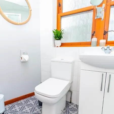 Near V&a Museum & Attractions Apartment *