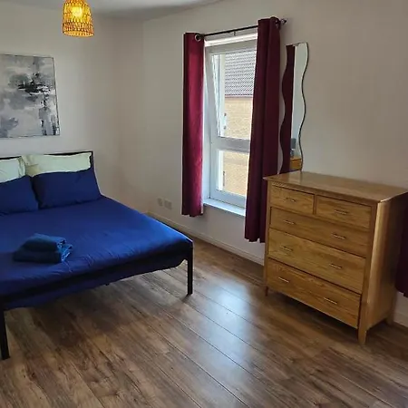 Pousada Friary Townhouse - Vat And Reduced Price Gaurantee, 5 Double Bedrooms, 4 Bathrooms, Gym, Games, Garden, Fully Equipped, Free Parking, Location, Contractors And Trades People Favourite, Vat And Reduced Price Gauranteed At Sunrise Short Lets Du Dundee