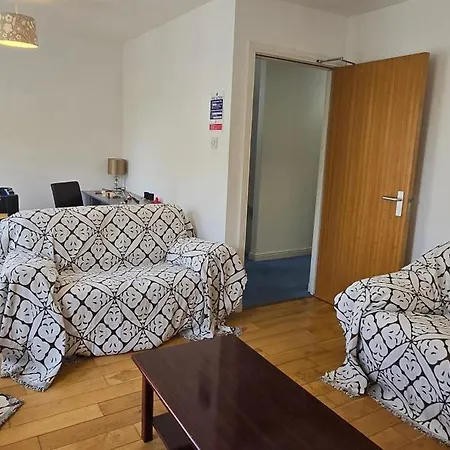 Friary Townhouse - Vat And Reduced Price Gaurantee, 5 Double Bedrooms, 4 Bathrooms, Gym, Games, Garden, Fully Equipped, Free Parking, Location, Contractors And Trades People Favourite, Vat And Reduced Price Gauranteed At Sunrise Short Lets Du Pousada