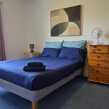 Friary Townhouse - Vat And Reduced Price Gaurantee, 5 Double Bedrooms, 4 Bathrooms, Gym, Games, Garden, Fully Equipped, Free Parking, Location, Contractors And Trades People Favourite, Vat And Reduced Price Gauranteed At Sunrise Short Lets Du