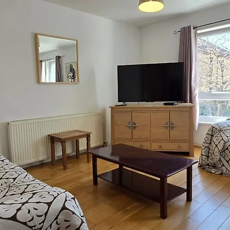 Friary Townhouse - Vat And Reduced Price Gaurantee, 5 Double Bedrooms, 4 Bathrooms, Gym, Games, Garden, Fully Equipped, Free Parking, Location, Contractors And Trades People Favourite, Vat And Reduced Price Gauranteed At Sunrise Short Lets Du Pousada *
