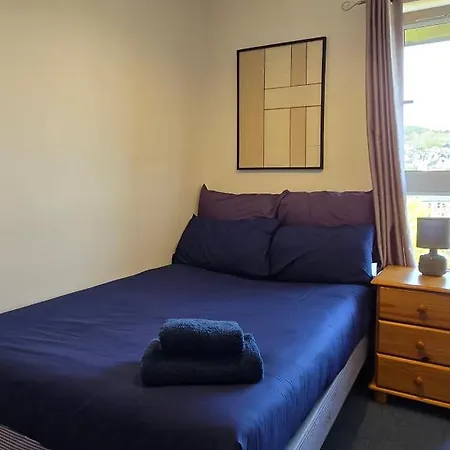 Pousada Friary Townhouse - Vat And Reduced Price Gaurantee, 5 Double Bedrooms, 4 Bathrooms, Gym, Games, Garden, Fully Equipped, Free Parking, Location, Contractors And Trades People Favourite, Vat And Reduced Price Gauranteed At Sunrise Short Lets Du *