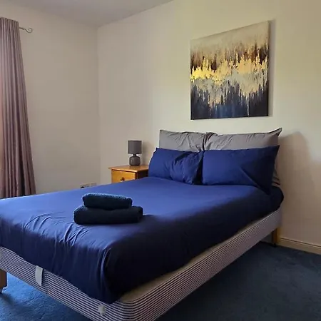 Friary Townhouse - Vat And Reduced Price Gaurantee, 5 Double Bedrooms, 4 Bathrooms, Gym, Games, Garden, Fully Equipped, Free Parking, Location, Contractors And Trades People Favourite, Vat And Reduced Price Gauranteed At Sunrise Short Lets Du Pousada