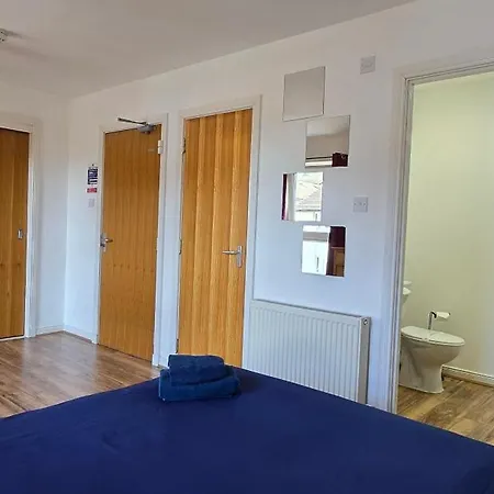 Friary Townhouse - Vat And Reduced Price Gaurantee, 5 Double Bedrooms, 4 Bathrooms, Gym, Games, Garden, Fully Equipped, Free Parking, Location, Contractors And Trades People Favourite, Vat And Reduced Price Gauranteed At Sunrise Short Lets Du *