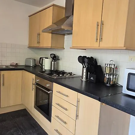 Friary Townhouse - Vat And Reduced Price Gaurantee, 5 Double Bedrooms, 4 Bathrooms, Gym, Games, Garden, Fully Equipped, Free Parking, Location, Contractors And Trades People Favourite, Vat And Reduced Price Gauranteed At Sunrise Short Lets Du Pousada