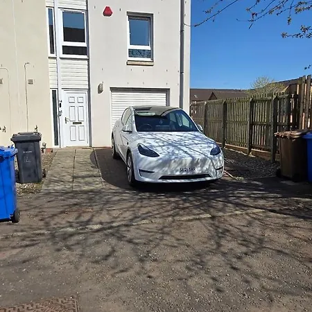 Friary Townhouse - Vat And Reduced Price Gaurantee, 5 Double Bedrooms, 4 Bathrooms, Gym, Games, Garden, Fully Equipped, Free Parking, Location, Contractors And Trades People Favourite, Vat And Reduced Price Gauranteed At Sunrise Short Lets Du